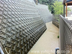 福岡東店の裏の側溝