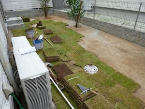 芝張り工事進行中