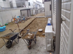 現状の土をとっていく作業