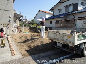 駐車スペースの拡張と庭工事進行中