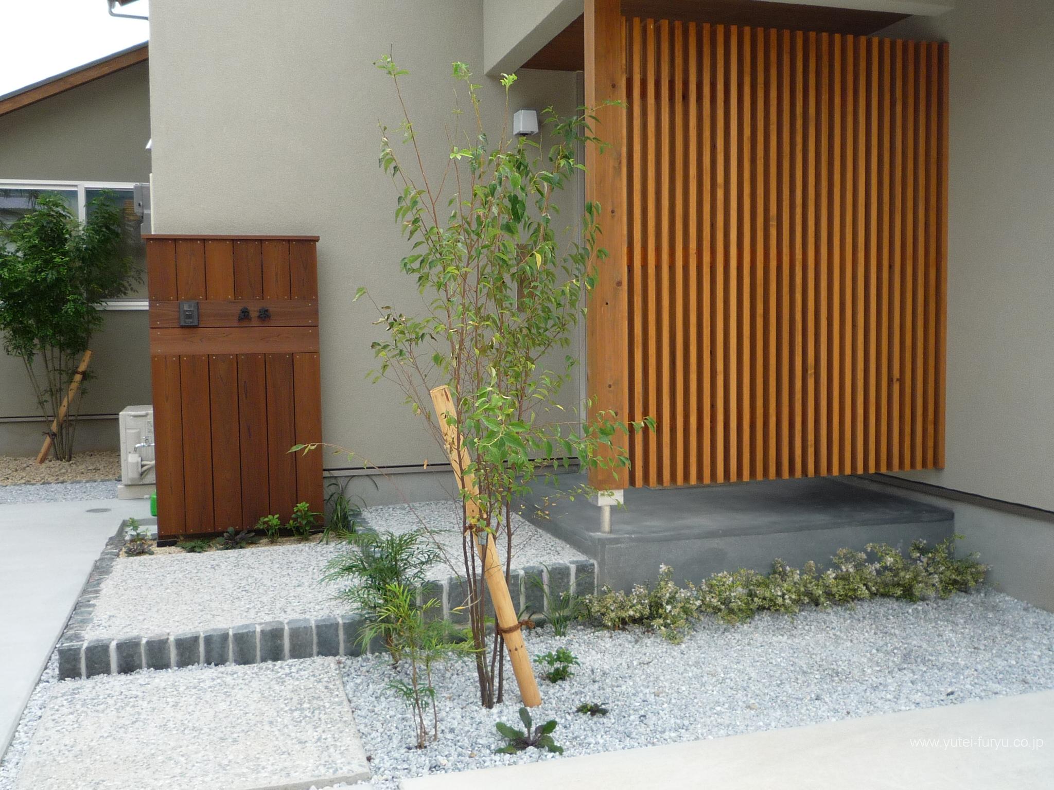 木製門柱のある和風の外構 福岡 北九州 エクステリア 外構 庭のデザイン 遊庭風流